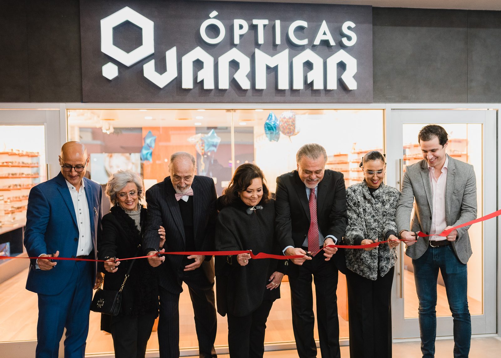 Corte de listón en la inauguración de Ópticas Jarmar Tijuana, enero de 2020