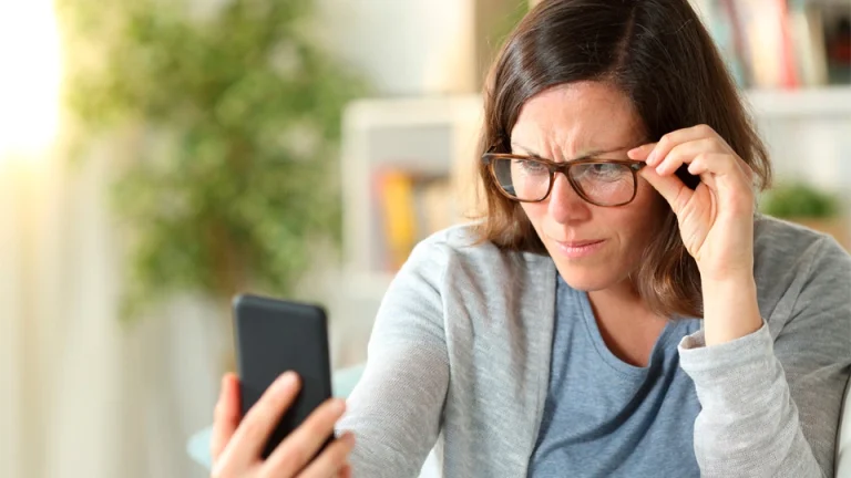 Presbicia o vista cansada: síntomas y opciones de lentes