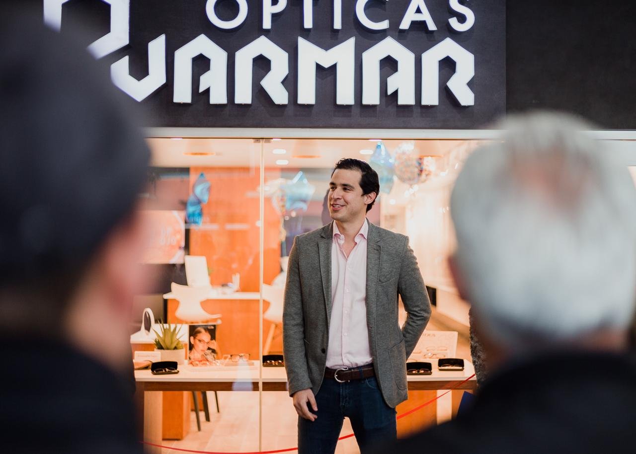 Germán González Aranda en la apertura de Ópticas Jarmar Tijuana